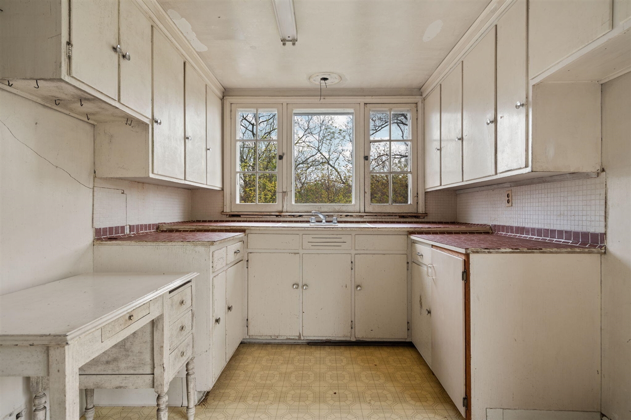 2203 Hickman Road Property Photo 16