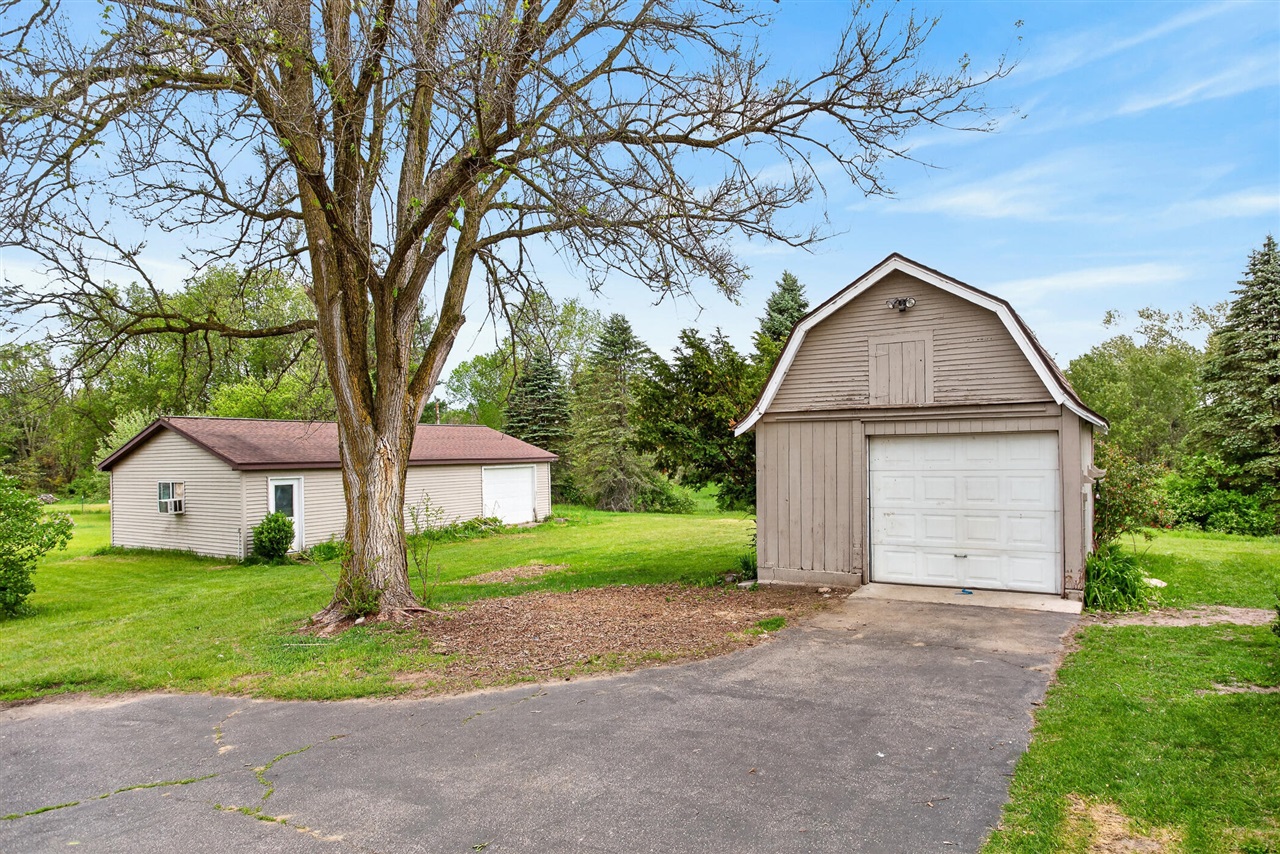 8332 5 Mile Road Property Photo 4