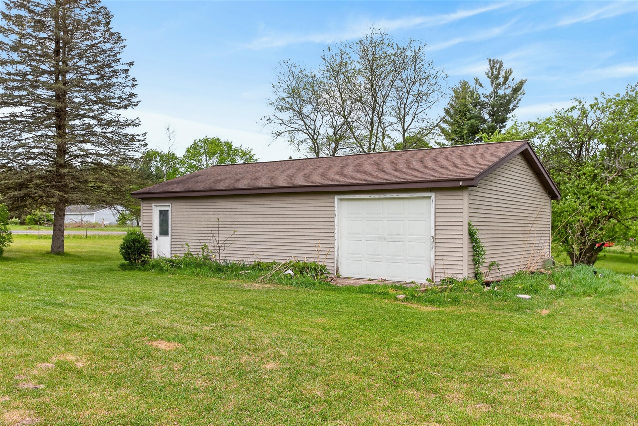 8332 5 Mile Road Property Photo 5