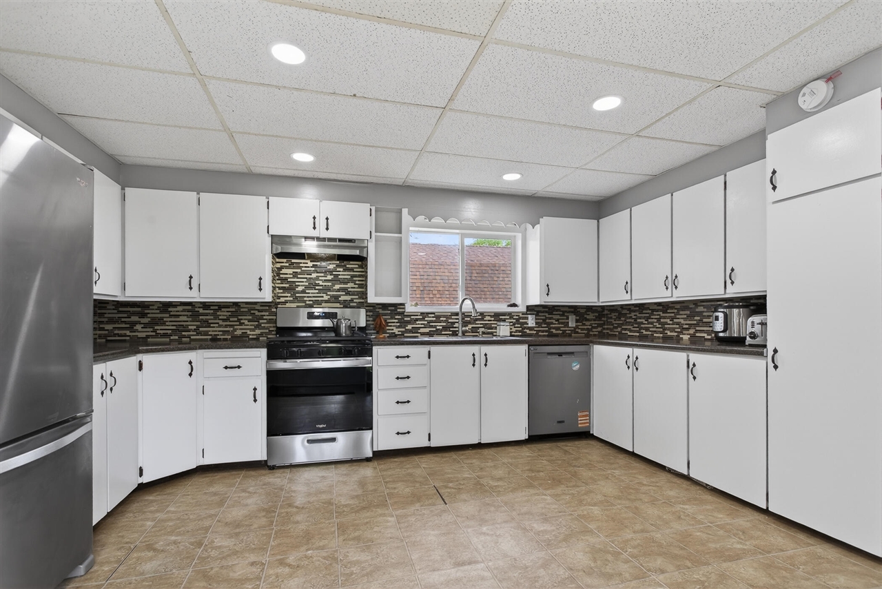 8332 5 Mile Road Property Photo 12