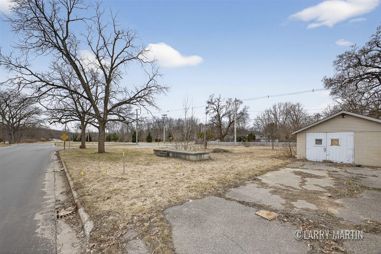 222 S Division Street Property Photo 1