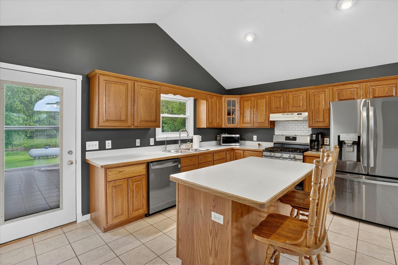 5569 S Corey Road Property Photo 9