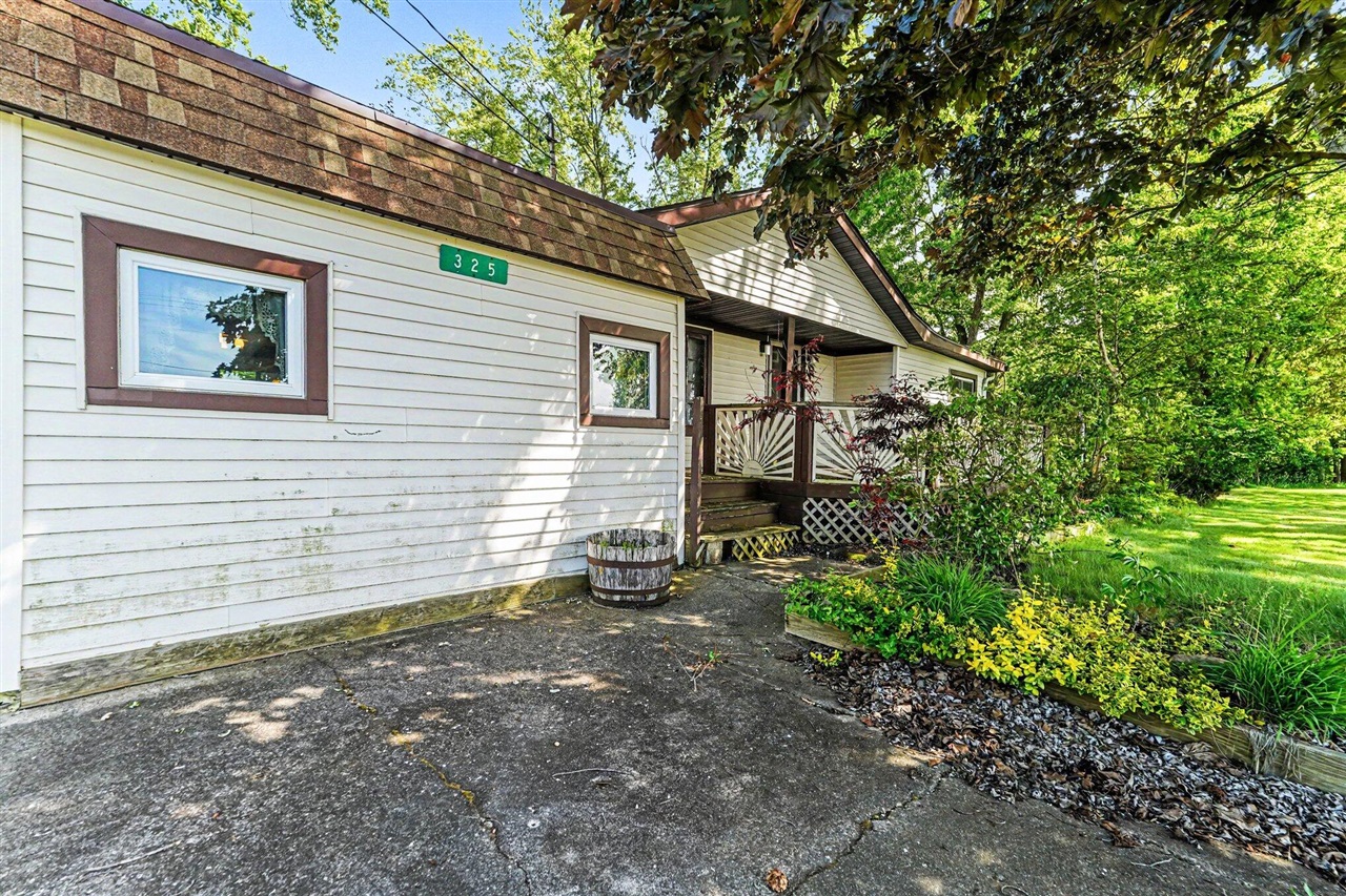 325 W Chicago Road Property Photo 4