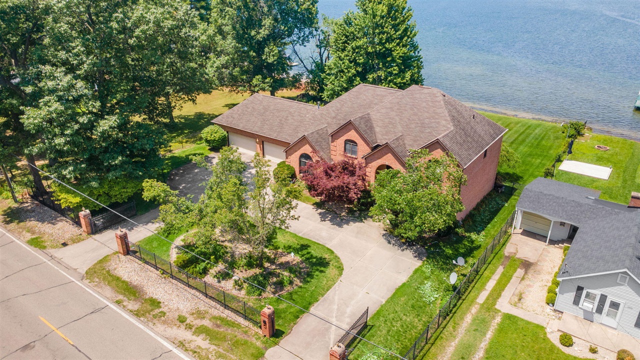 2647 Lake Shore Drive Property Photo 4