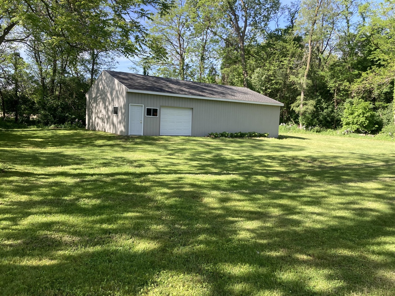 7052 E Drive Property Photo 4