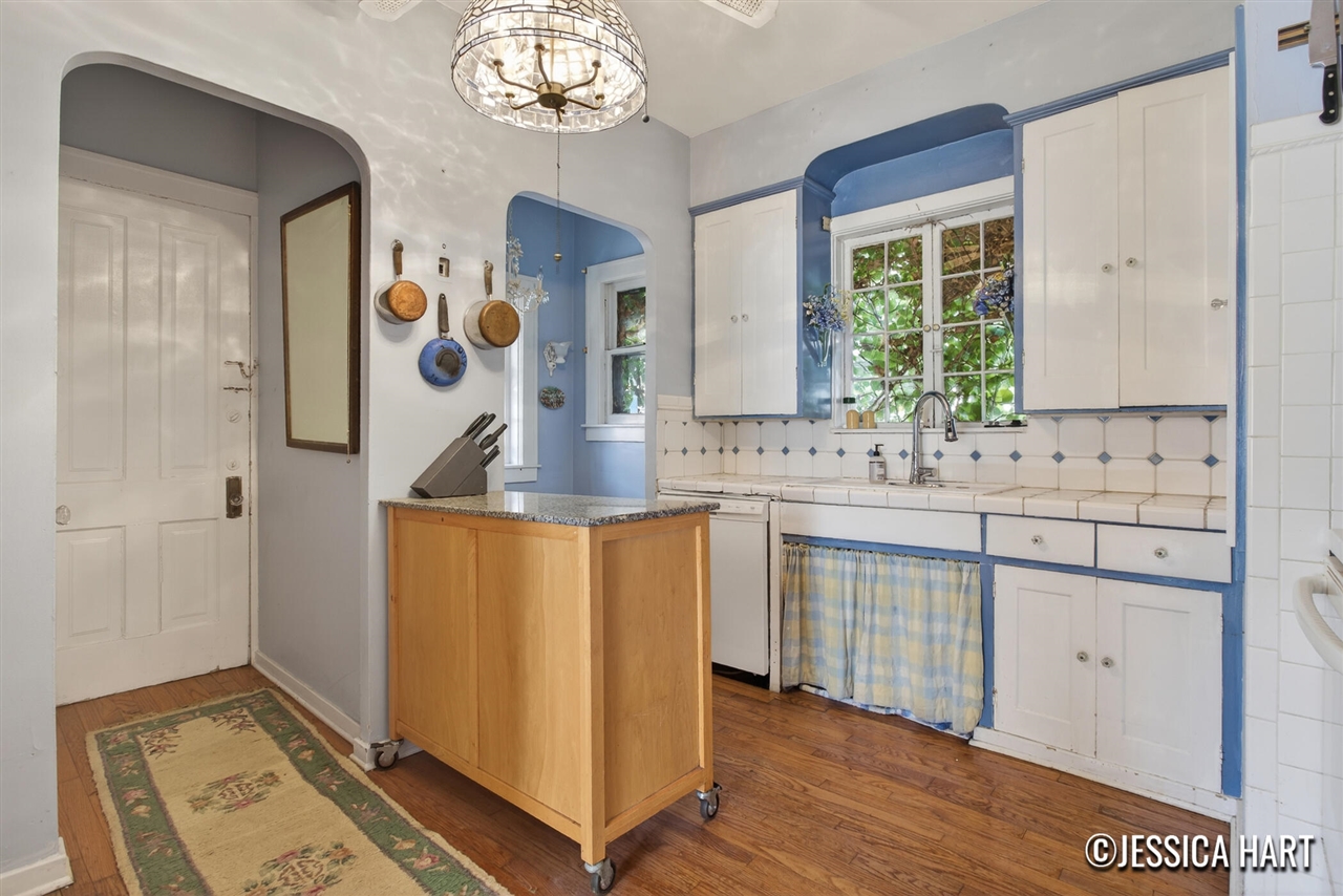 211 Trowbridge Street Property Photo 14