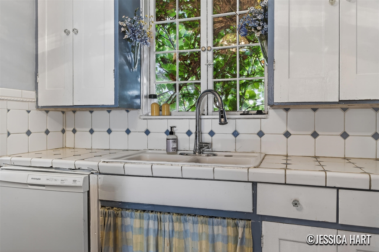 211 Trowbridge Street Property Photo 16