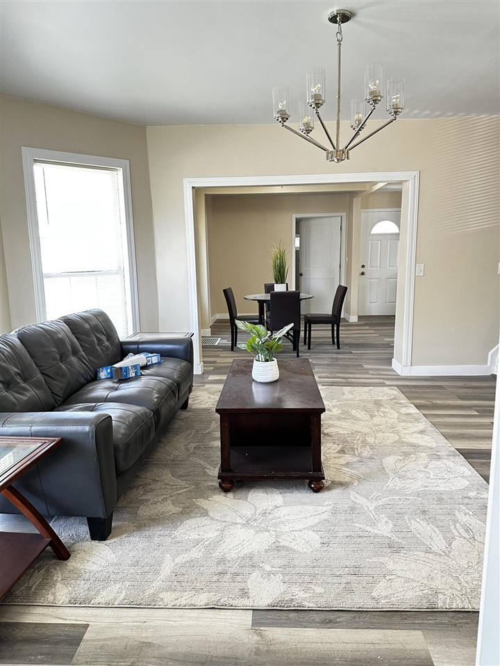 1707 S Burdick Street Property Photo 4