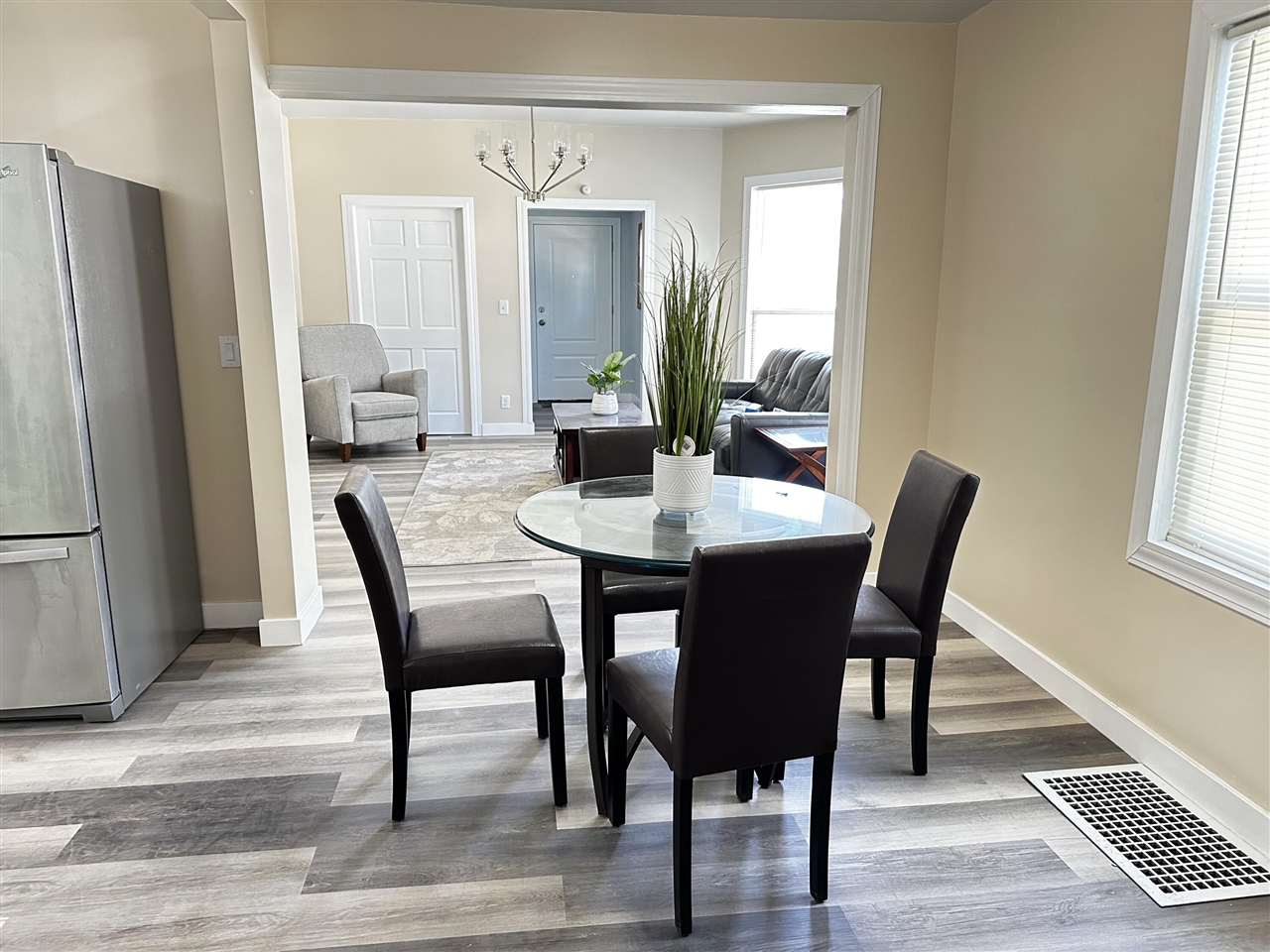 1707 S Burdick Street Property Photo 6