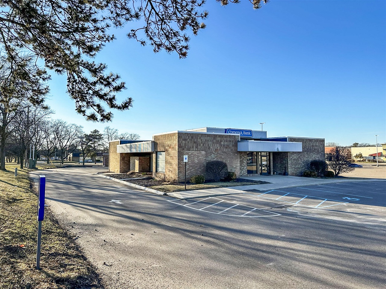 5510 W Saginaw Highway Property Photo 1
