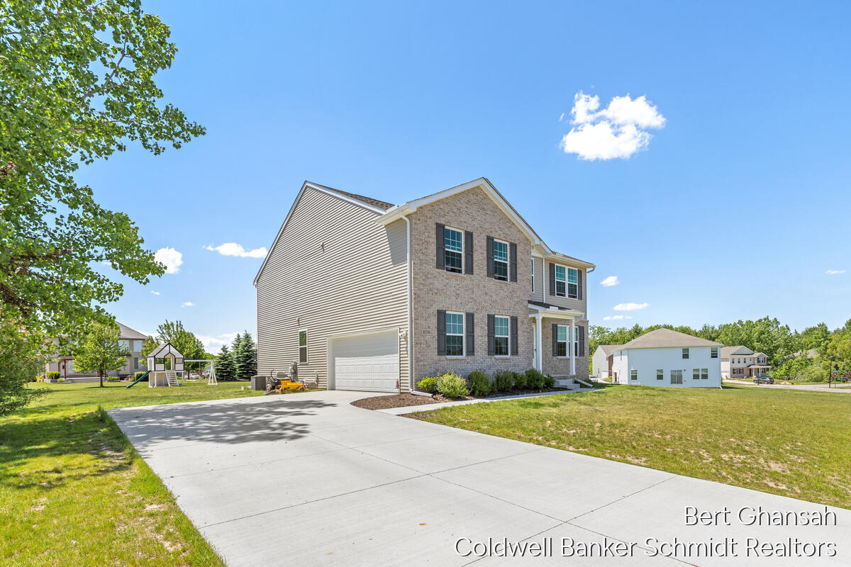 8376 N Oaks Court Property Photo 3