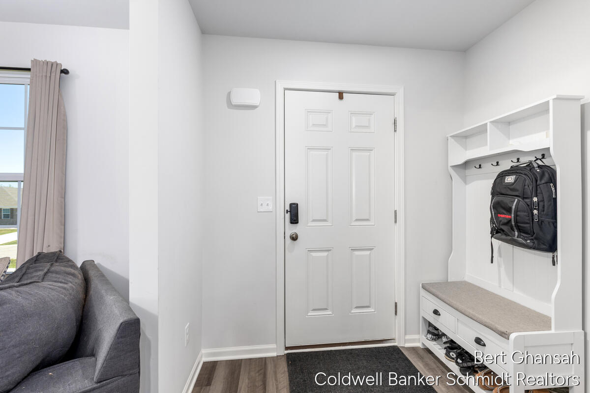 8376 N Oaks Court Property Photo 4