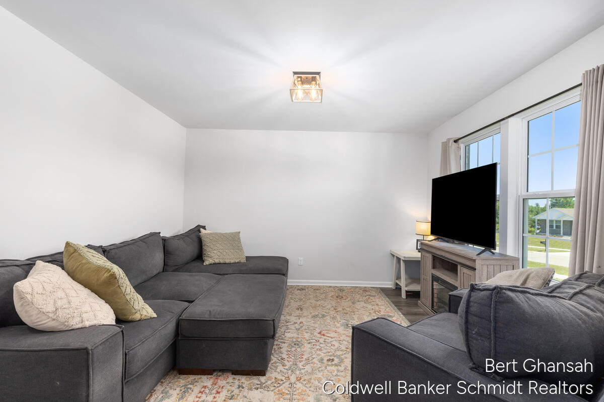 8376 N Oaks Court Property Photo 6