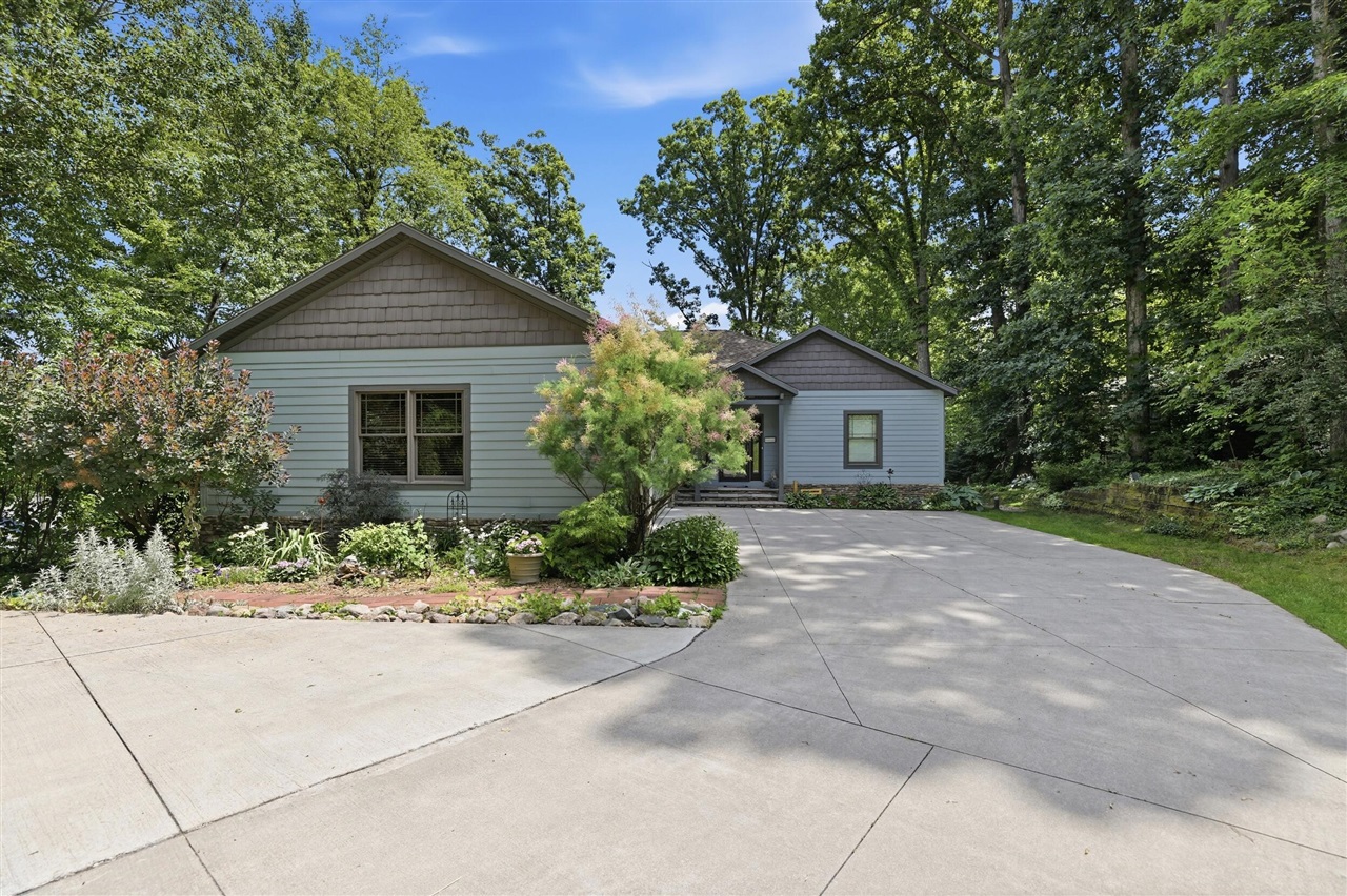 7352 Hallridge Drive Property Photo 3