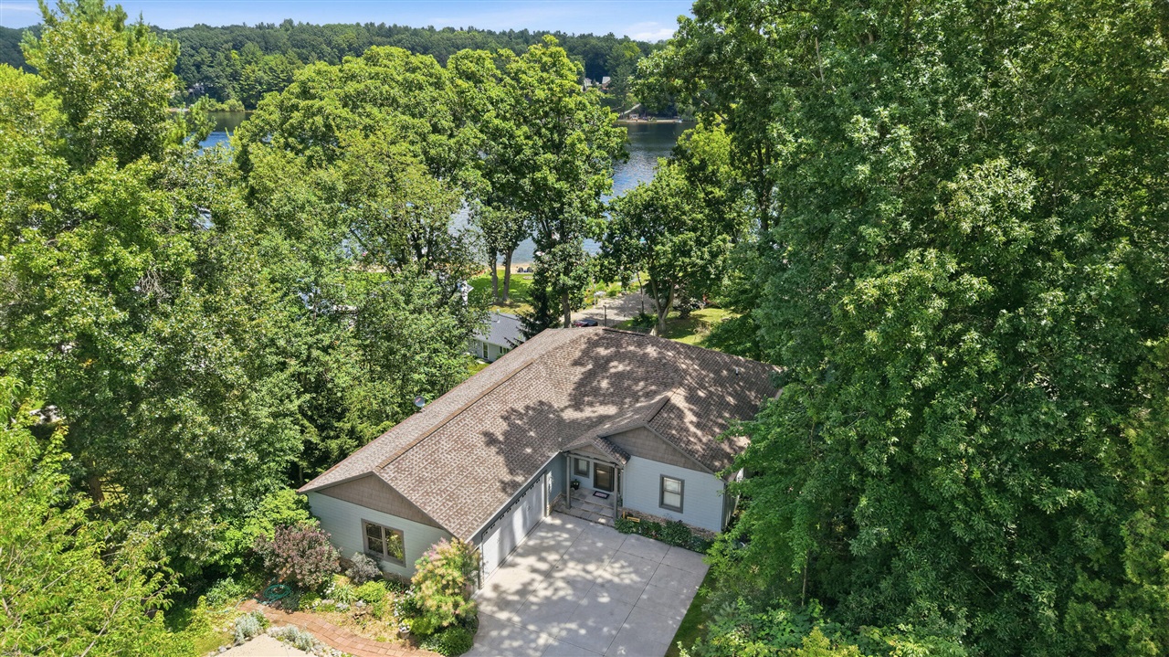 7352 Hallridge Drive Property Photo 4