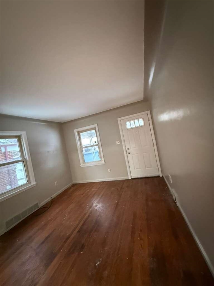 11704 Greenview Avenue Property Photo 4