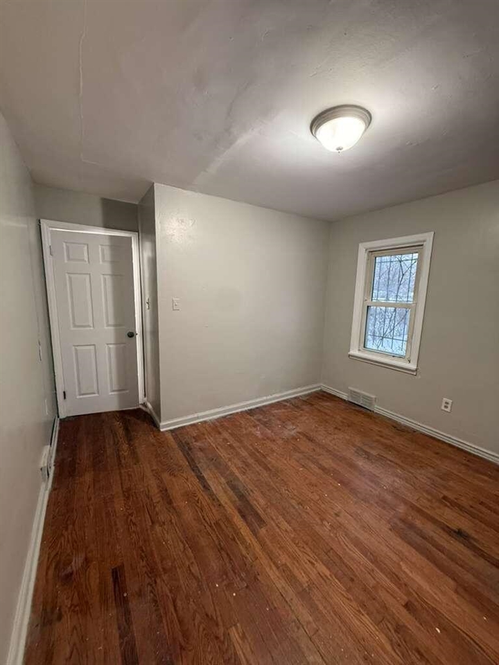 11704 Greenview Avenue Property Photo 6