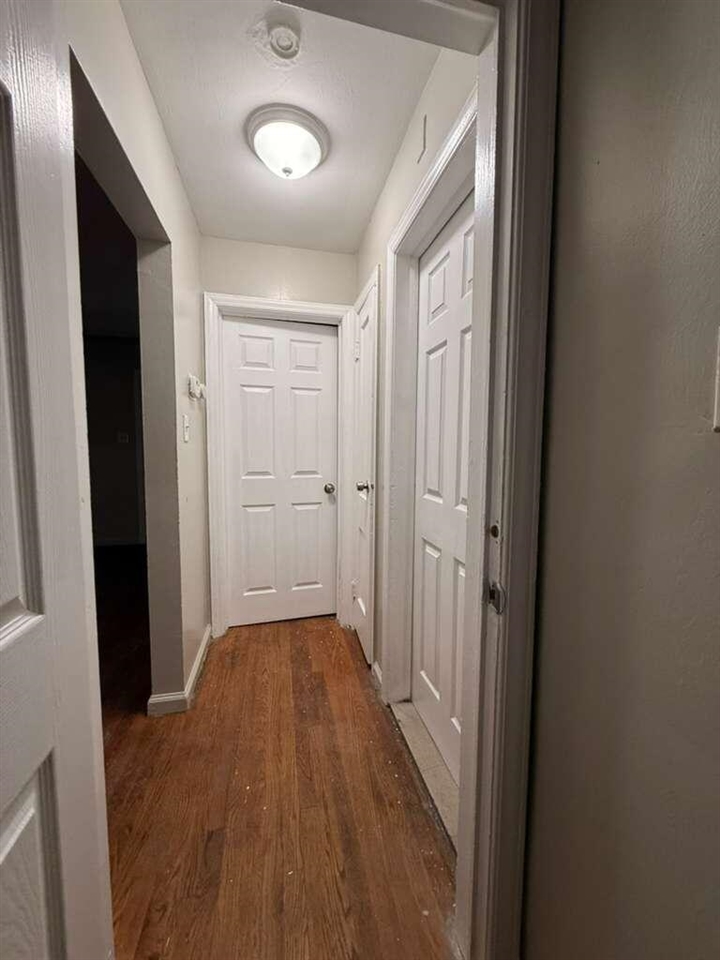 11704 Greenview Avenue Property Photo 9