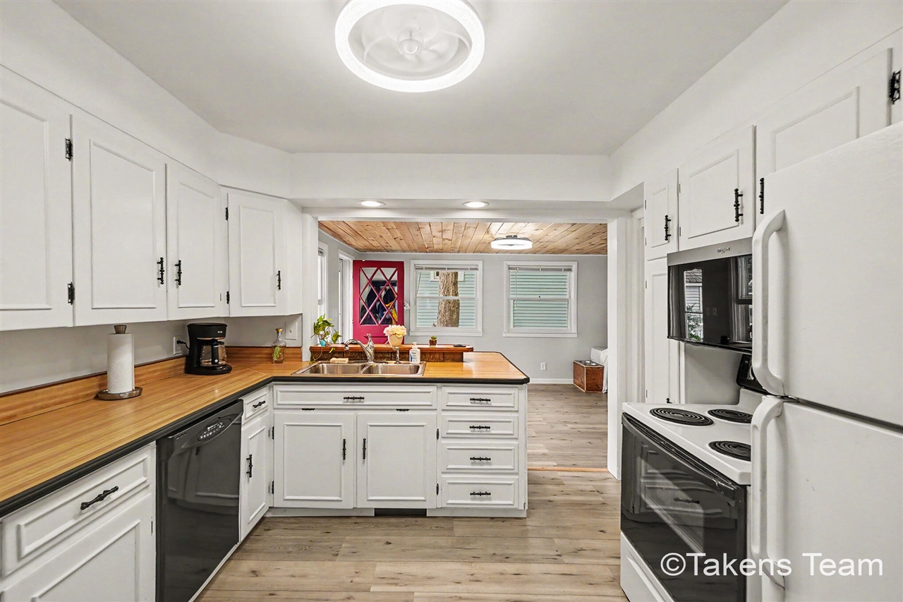511 E River Street Property Photo 10