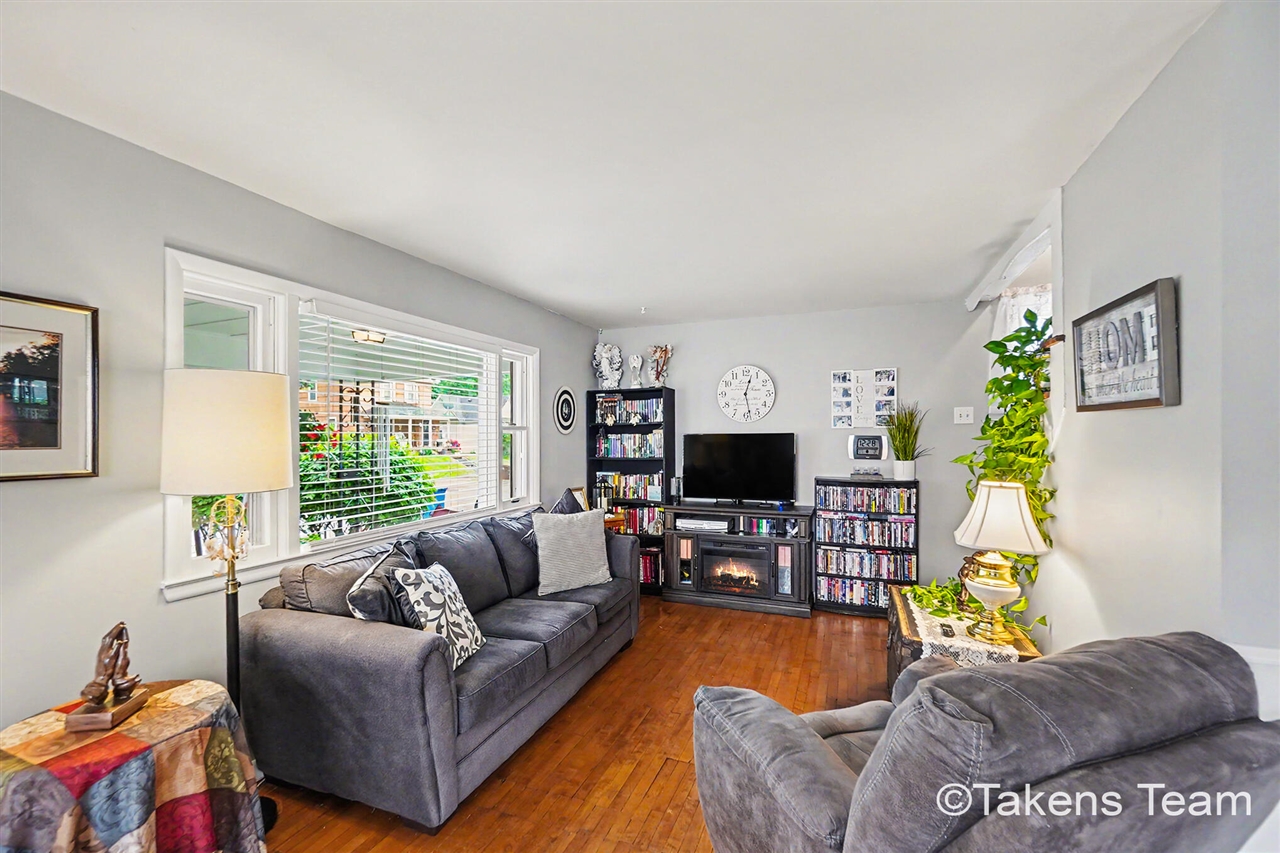 511 E River Street Property Photo 11