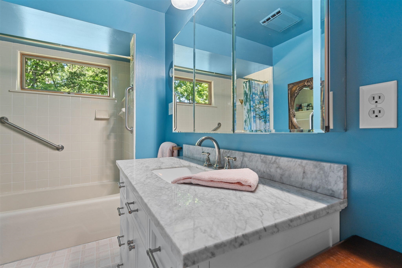 4271 Willis Road Property Photo 9