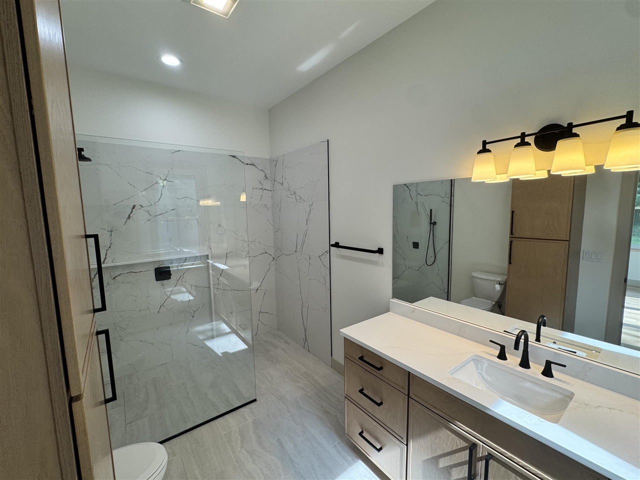1810 Leonard Street Property Photo 15