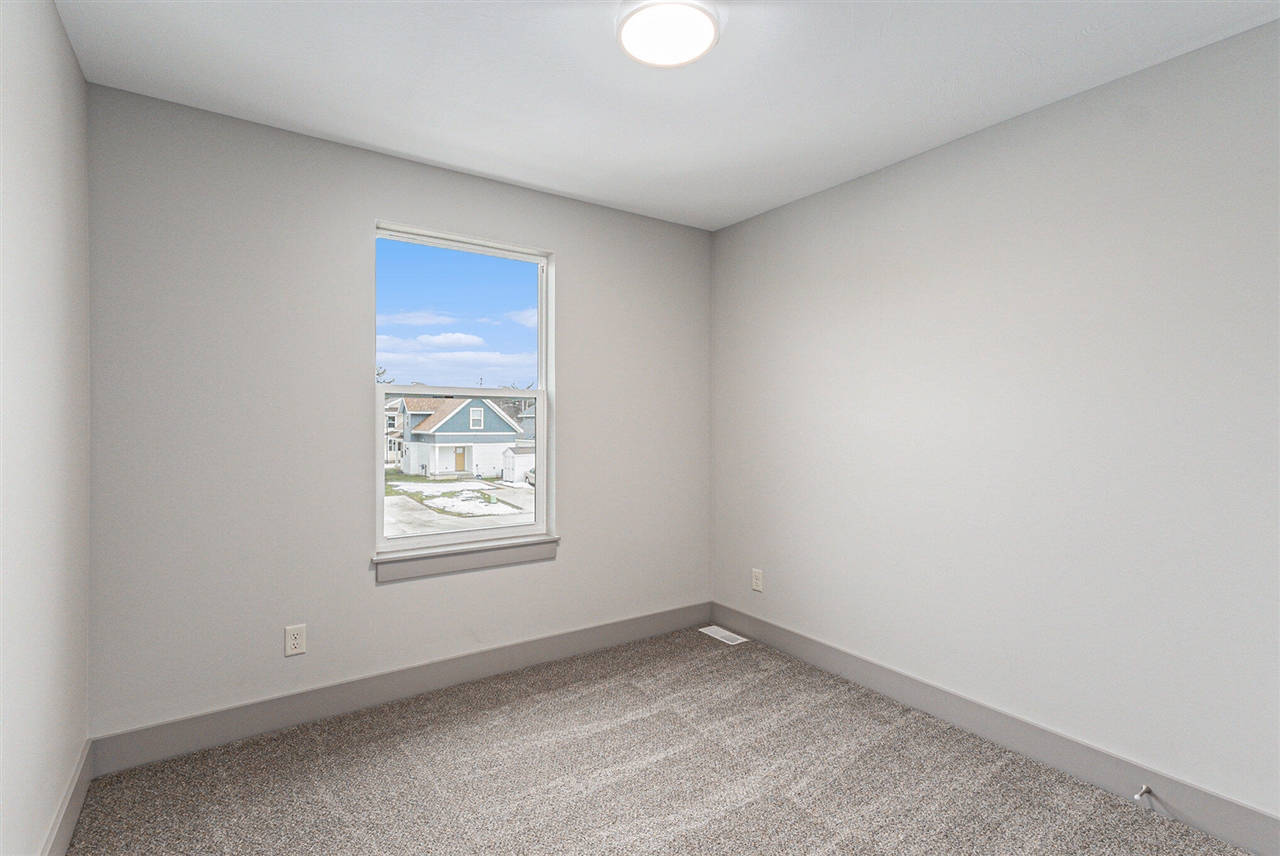2058 Linden Avenue Property Photo 9
