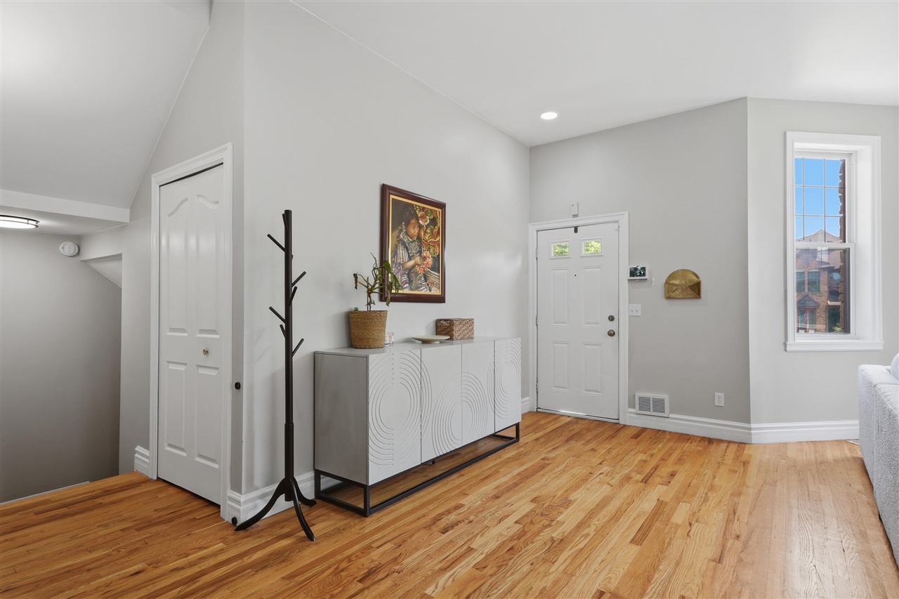 429 E Ferry Street Property Photo 5