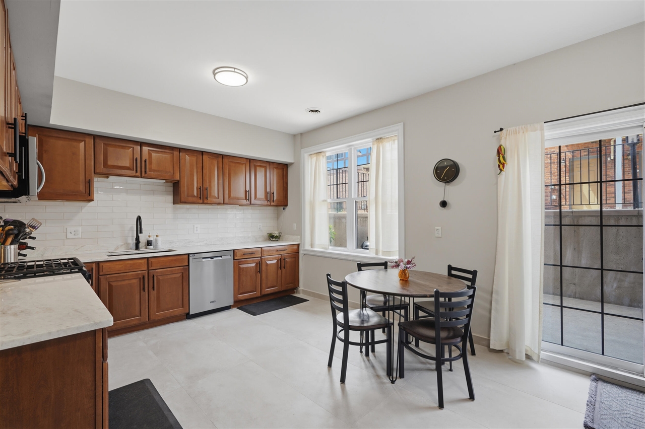 429 E Ferry Street Property Photo 17