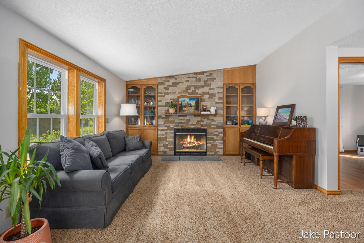 9951 10 Mile Road Property Photo 4