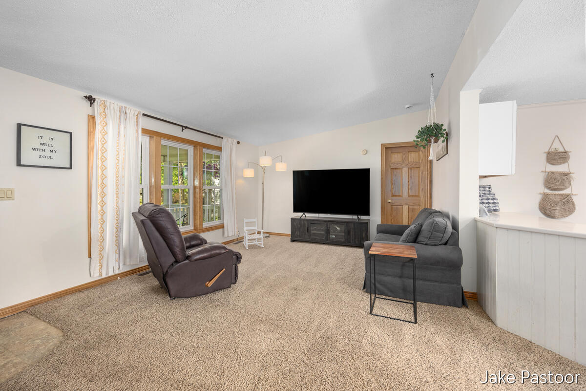9951 10 Mile Road Property Photo 8