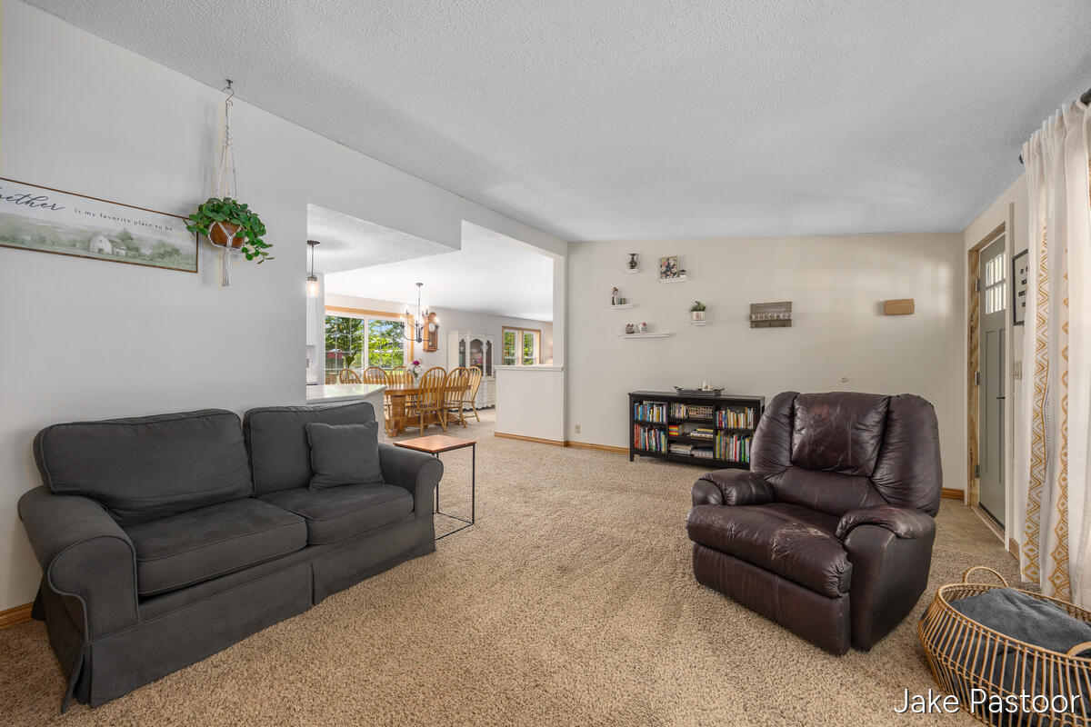 9951 10 Mile Road Property Photo 9