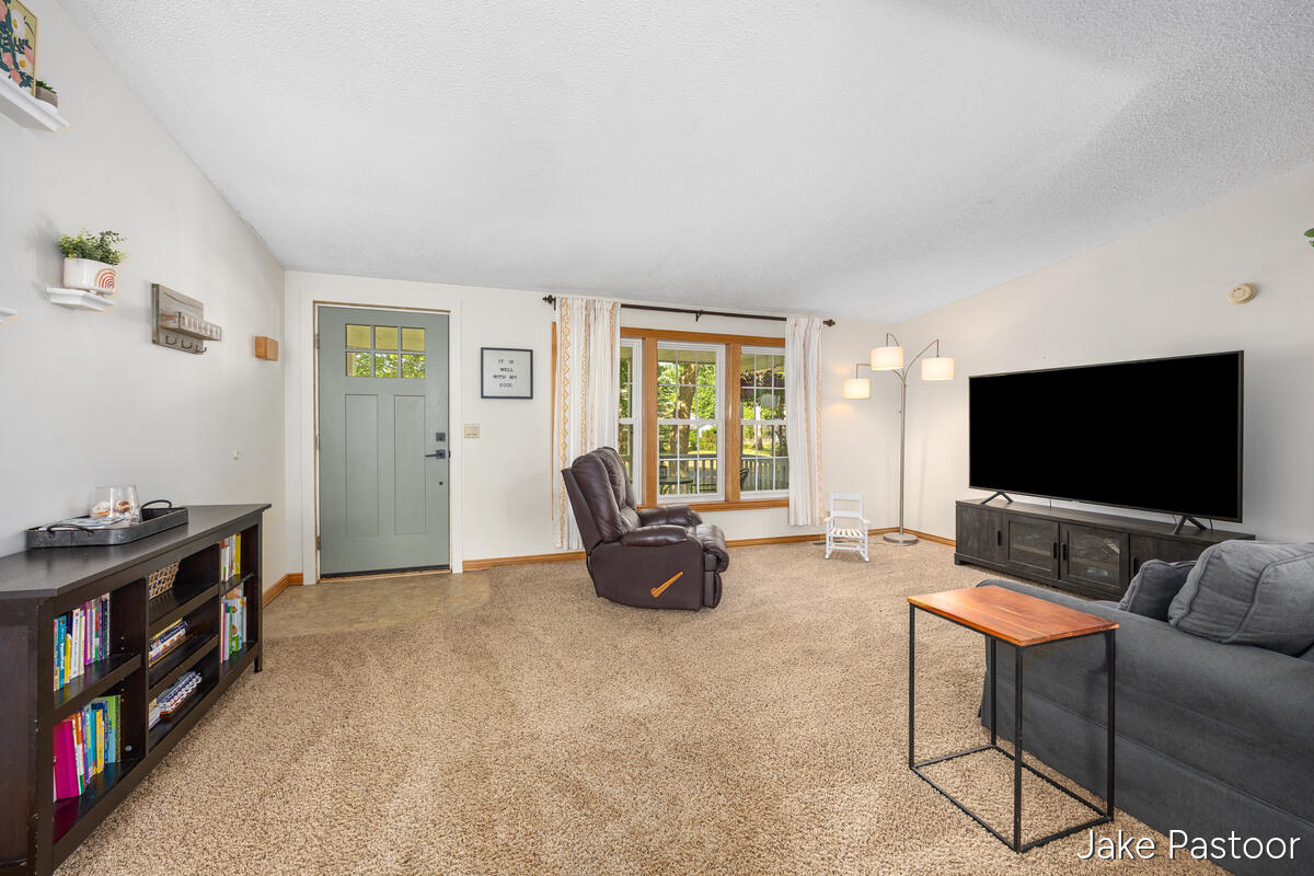 9951 10 Mile Road Property Photo 10