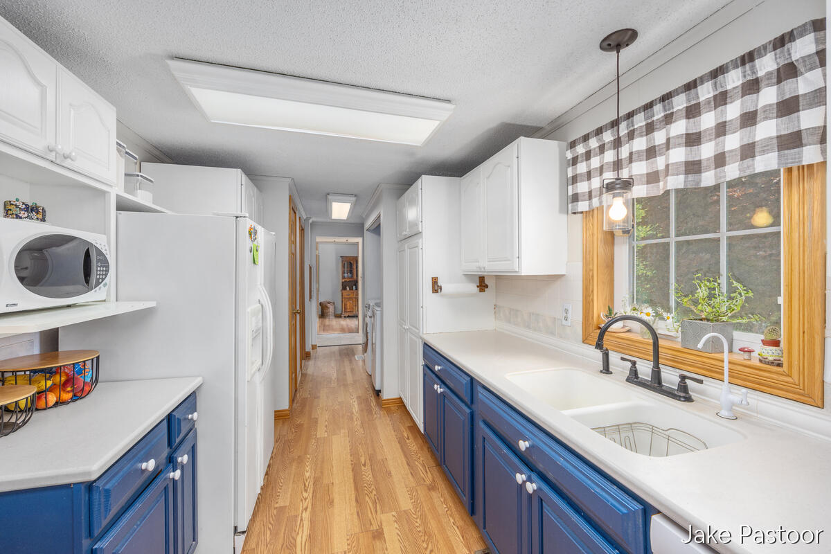 9951 10 Mile Road Property Photo 13