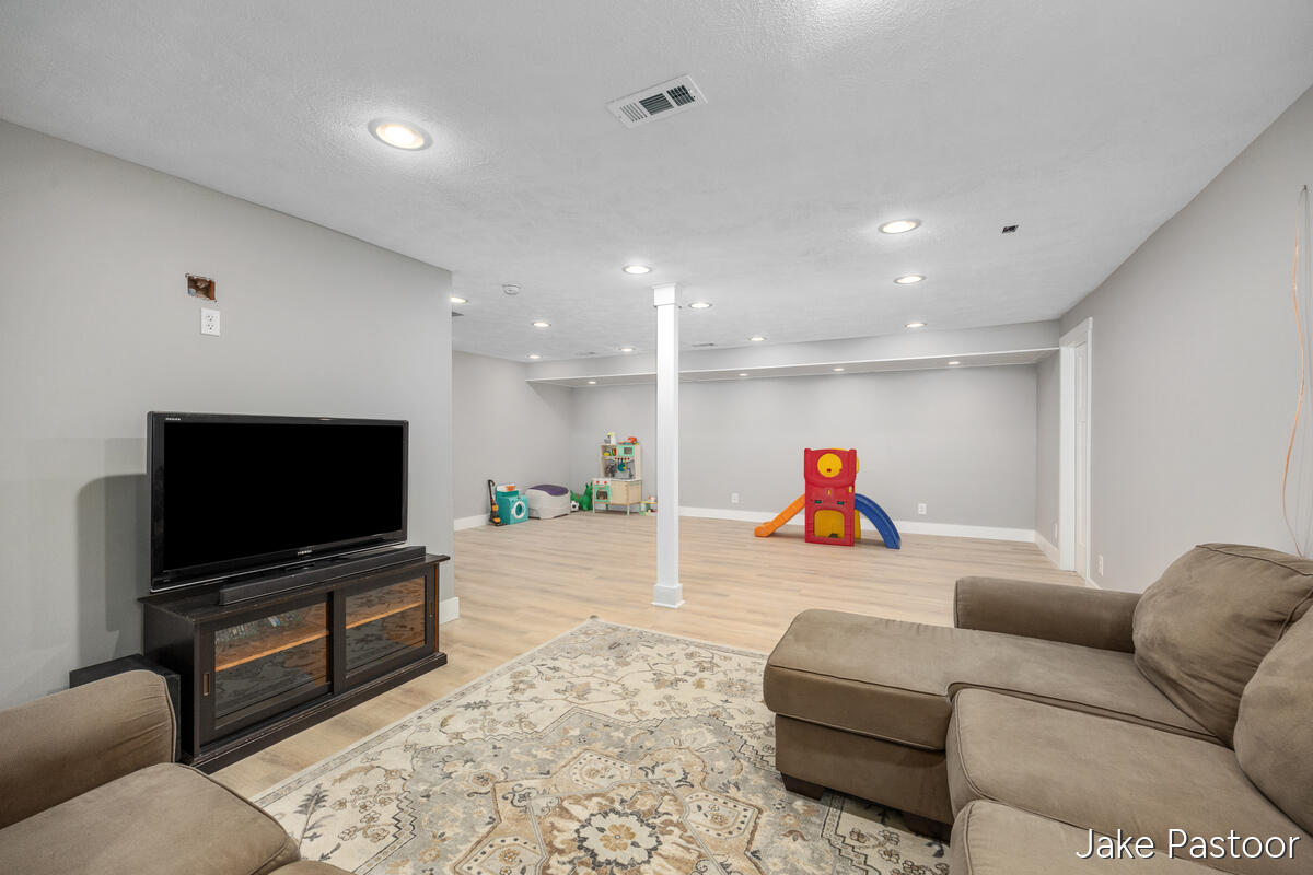 9951 10 Mile Road Property Photo 32