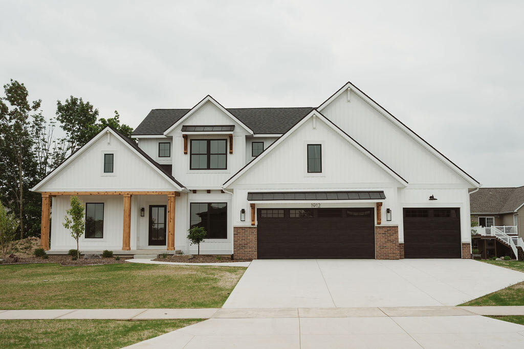 1912 Creekside Drive Property Photo 1