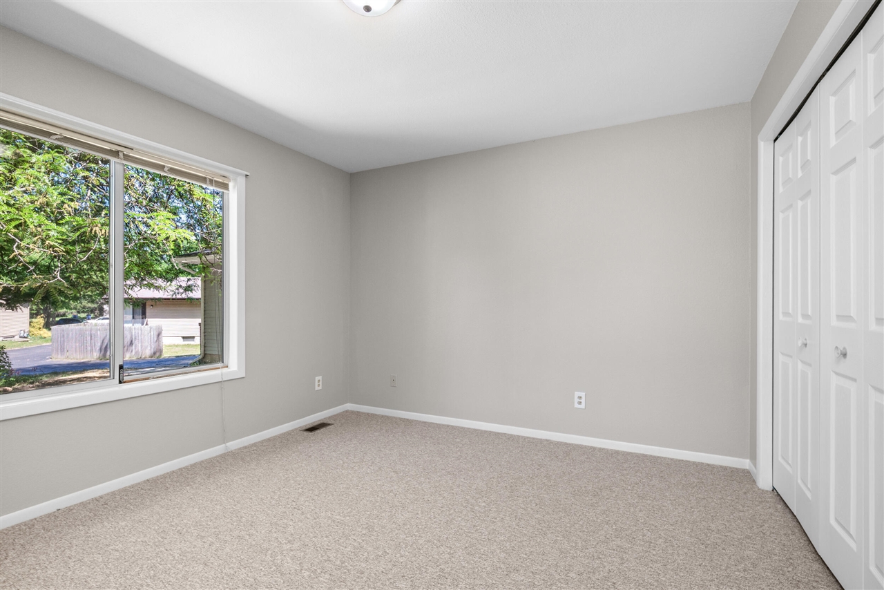 2975 Englewood Avenue Property Photo 8