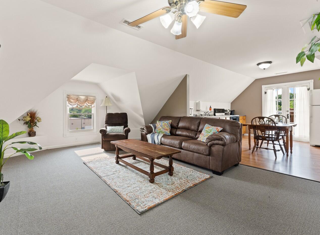 424 Huron Street Property Photo 48