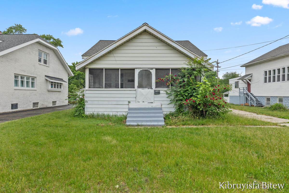 2453 Byron Center Avenue Property Photo 1