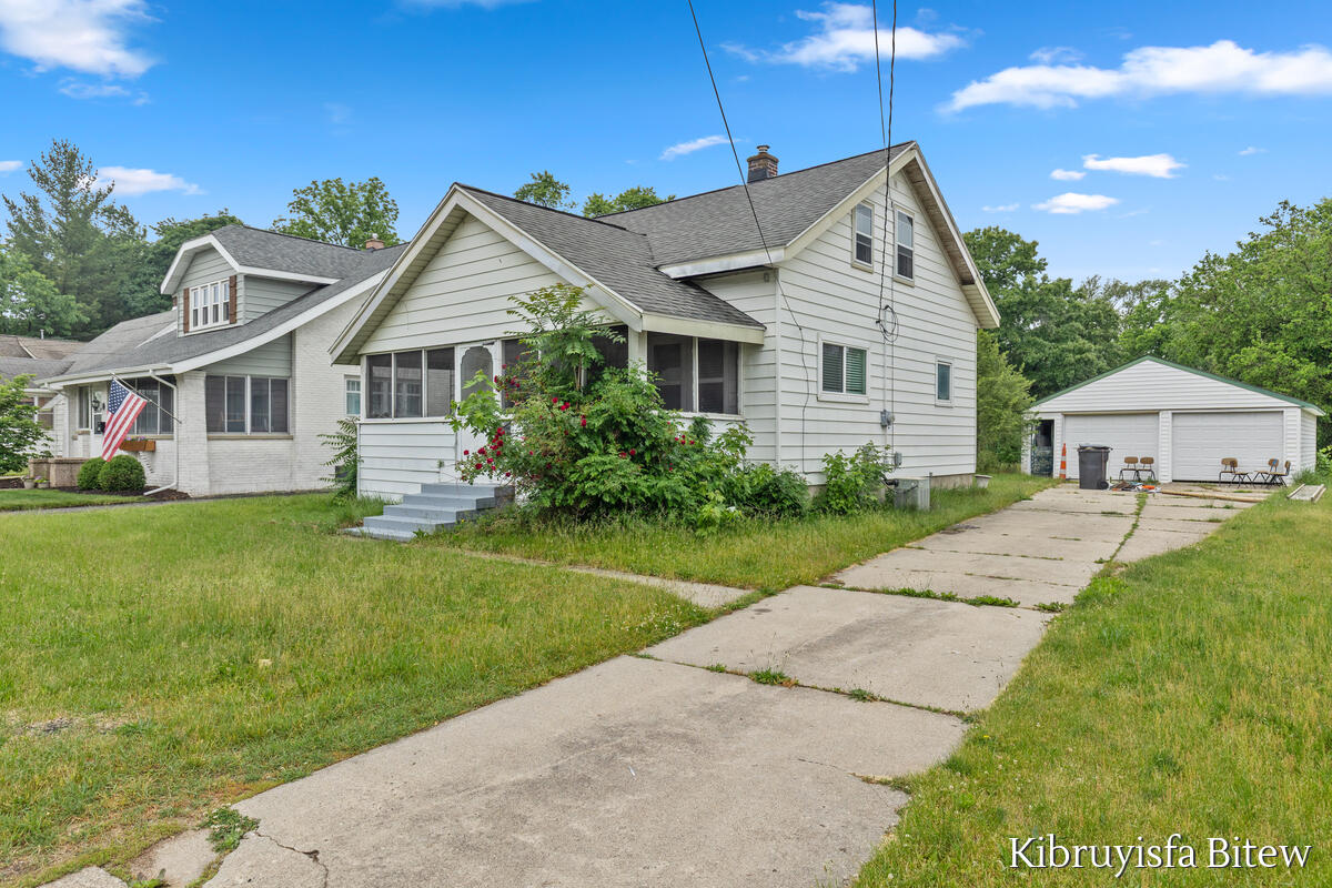 2453 Byron Center Avenue Property Photo 2