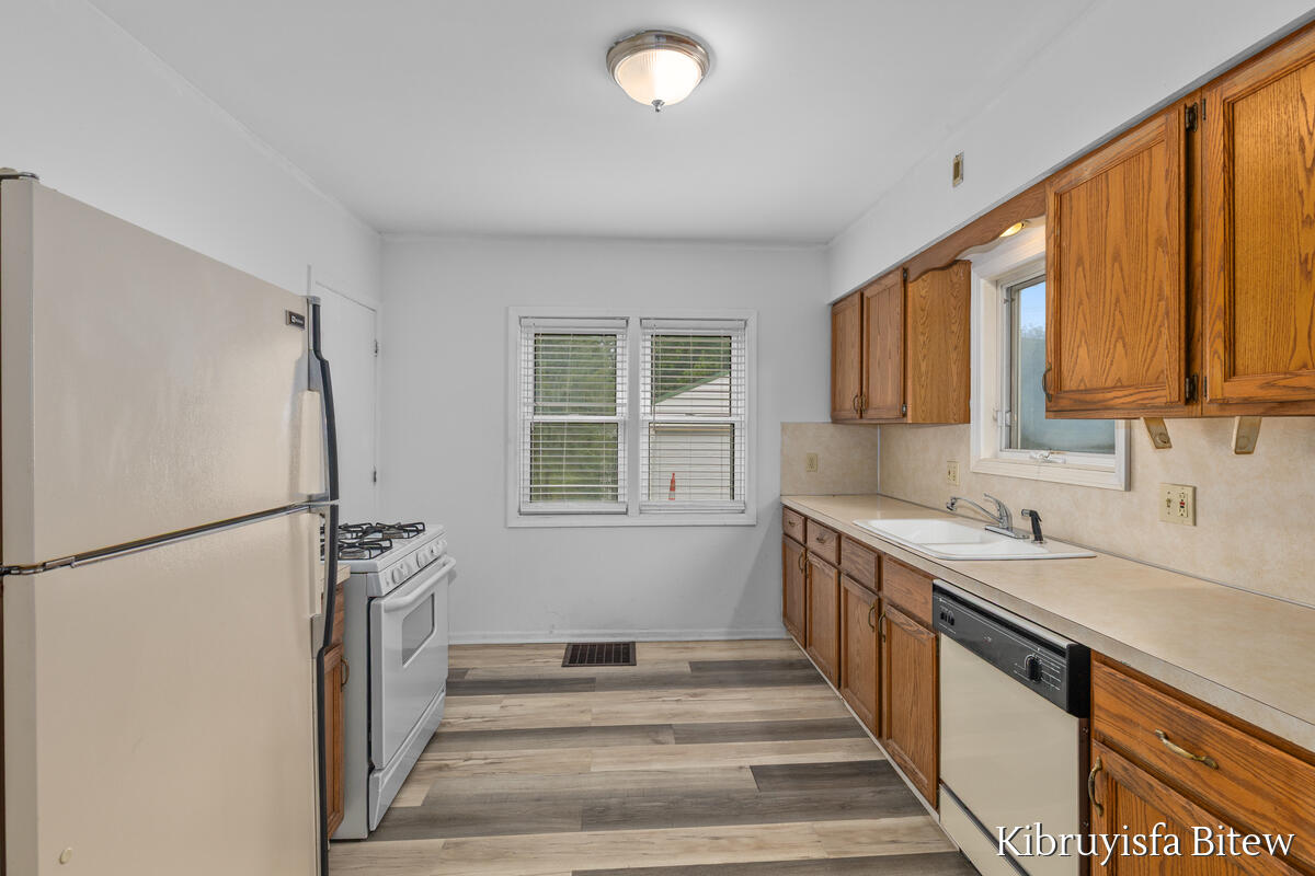 2453 Byron Center Avenue Property Photo 3