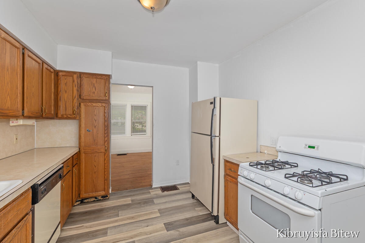 2453 Byron Center Avenue Property Photo 4