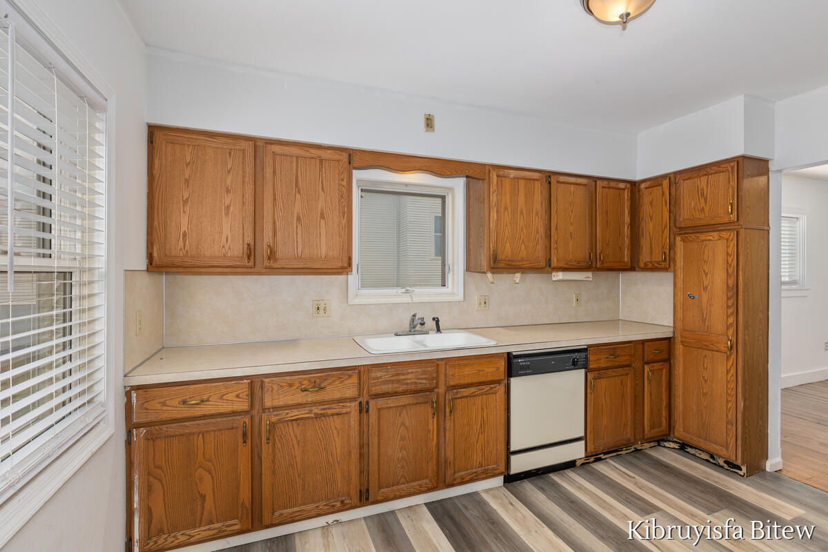 2453 Byron Center Avenue Property Photo 5