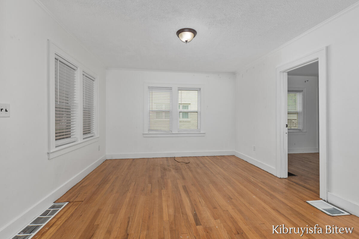 2453 Byron Center Avenue Property Photo 6