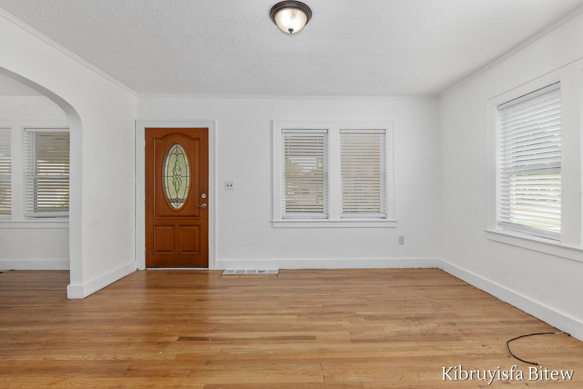 2453 Byron Center Avenue Property Photo 8