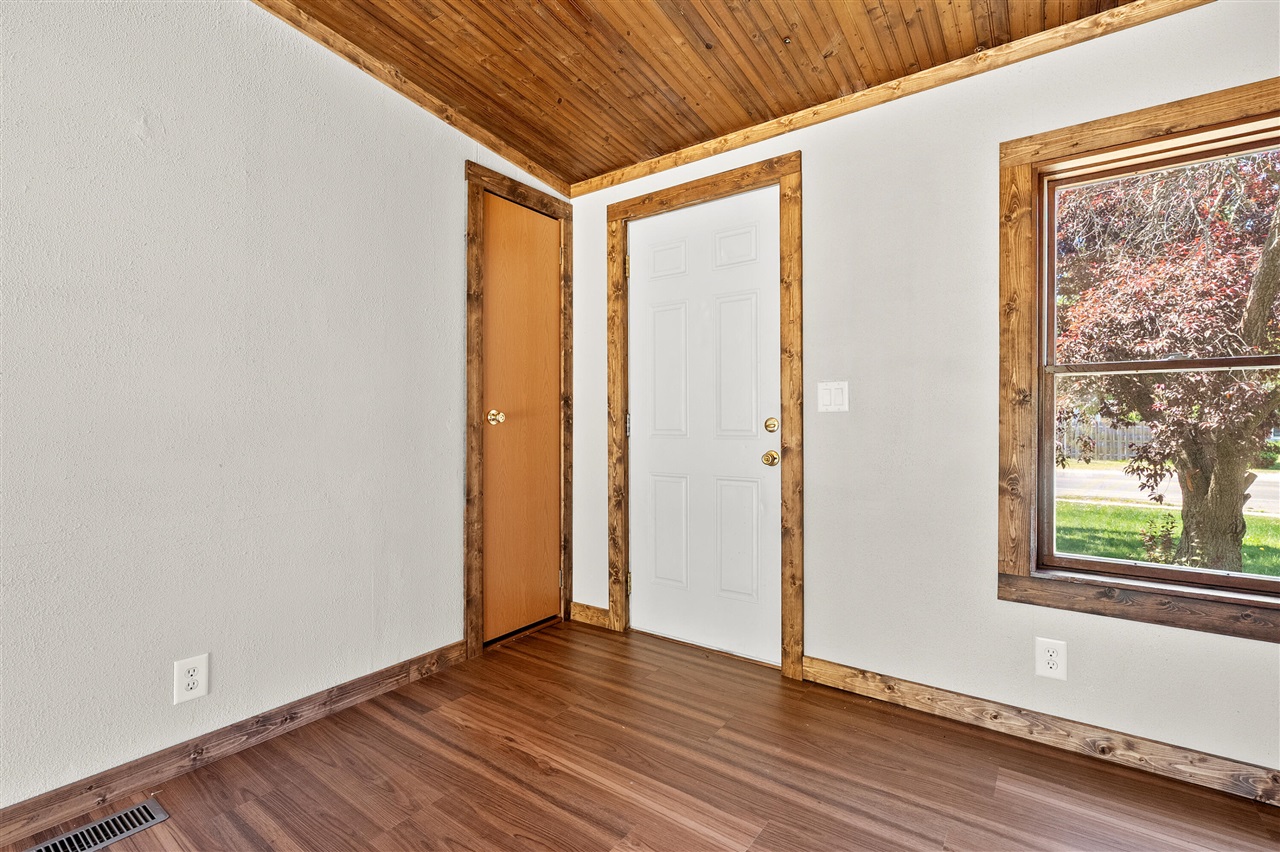 529 Riverside Drive Property Photo 3