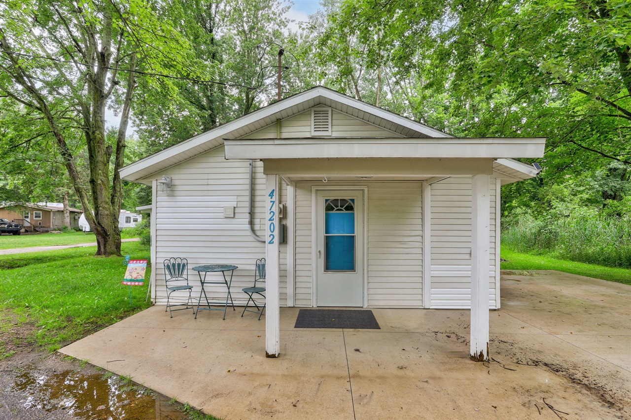 47202 N Sunset Circle Property Photo 1