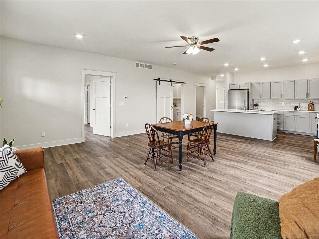112 E Sheridan Street Property Photo 6