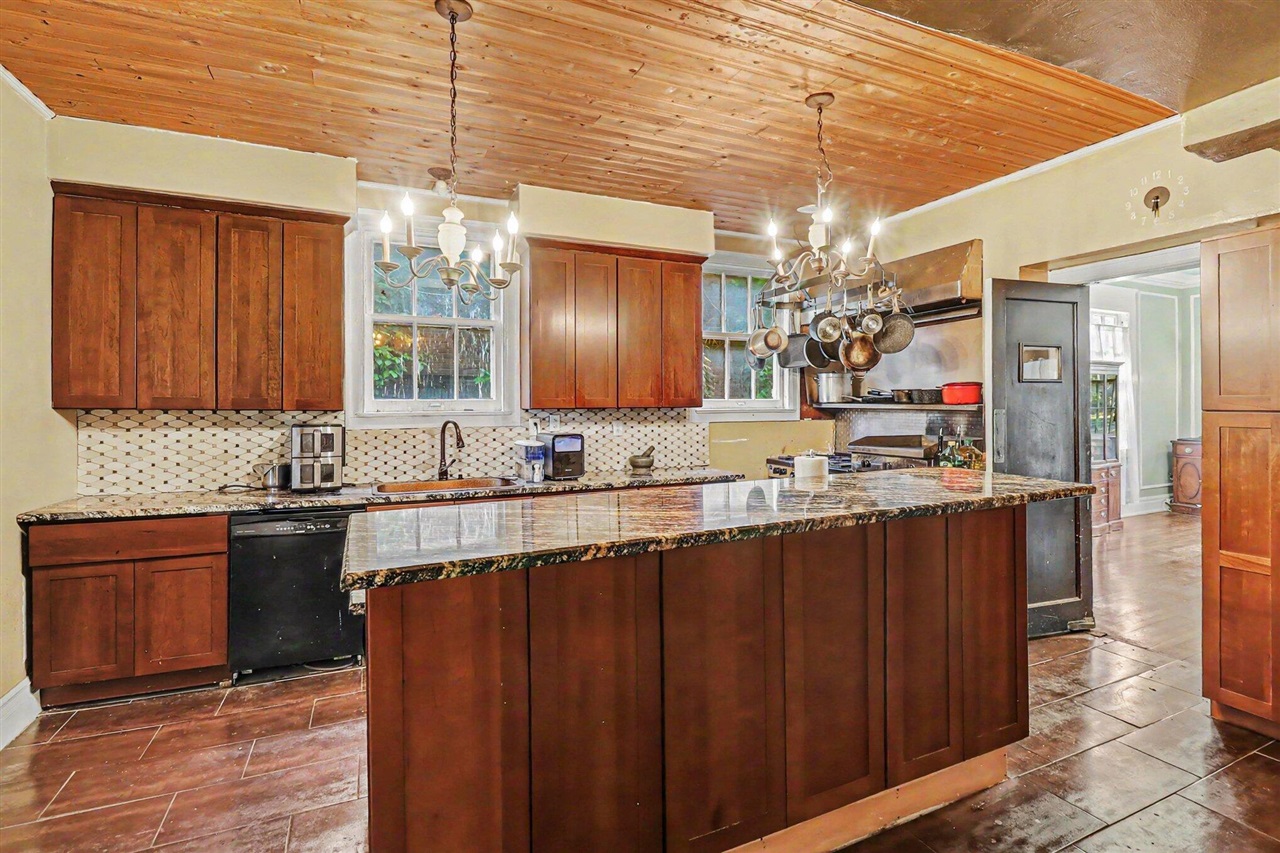 1168 W Boston Boulevard Property Photo 7