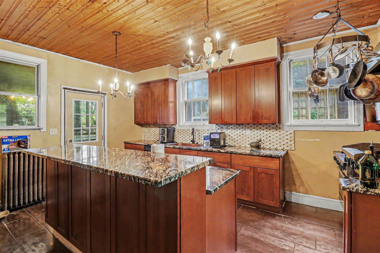 1168 W Boston Boulevard Property Photo 8